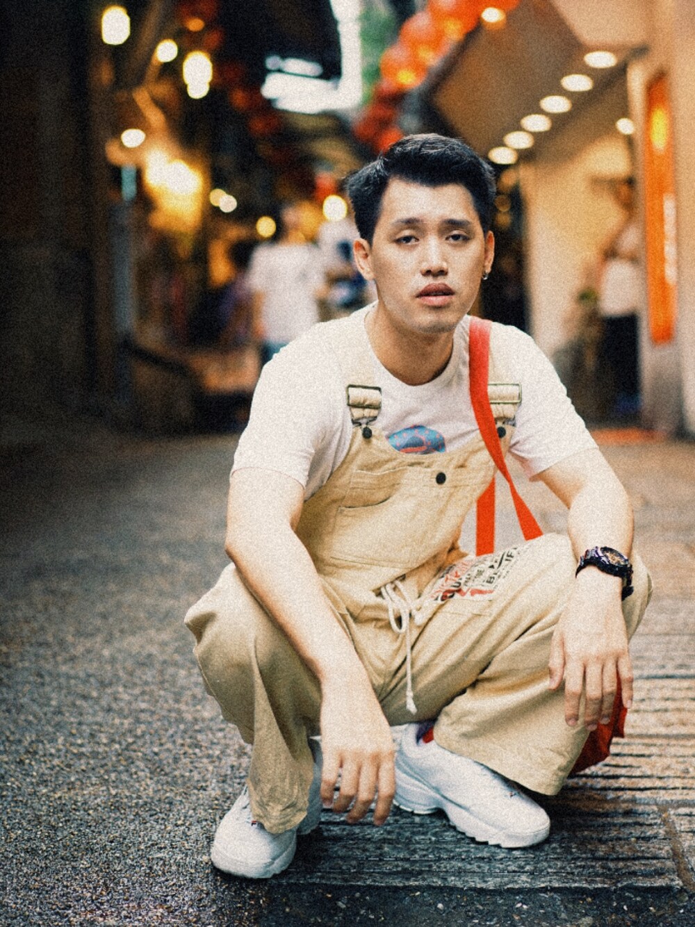 「FILAのアイテム（スニーカー、ホワイト系）」を使った、Veeravit Chさん（メンズ・175cm）の夏コーディネートの1枚目の写真