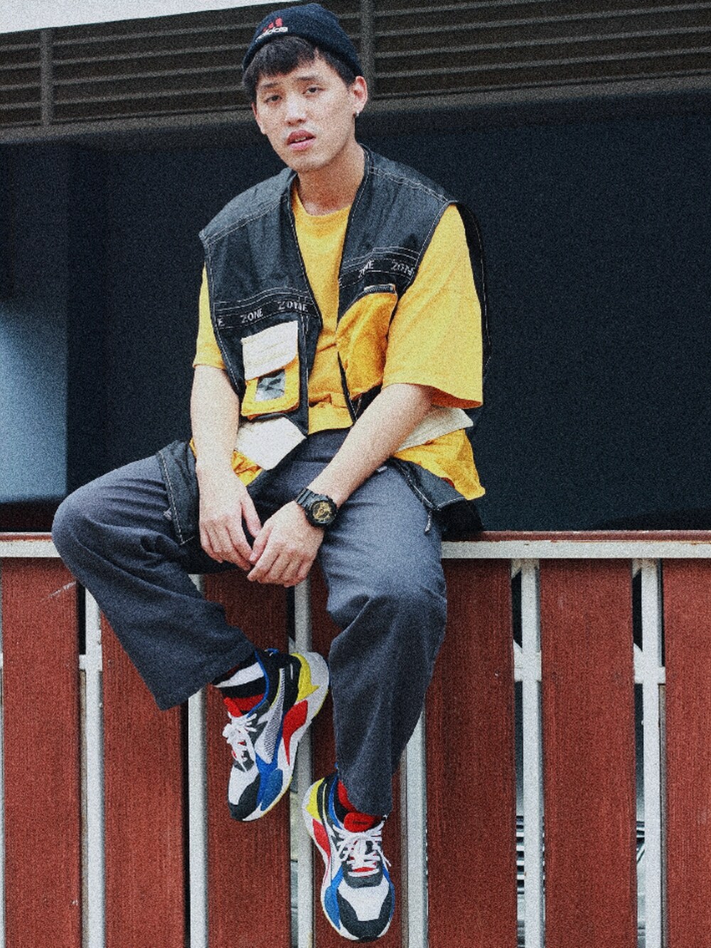 「PUMAのアイテム（スニーカー、その他）」を使った、Veeravit Chさん（メンズ・175cm）の秋コーディネートの1枚目の写真
