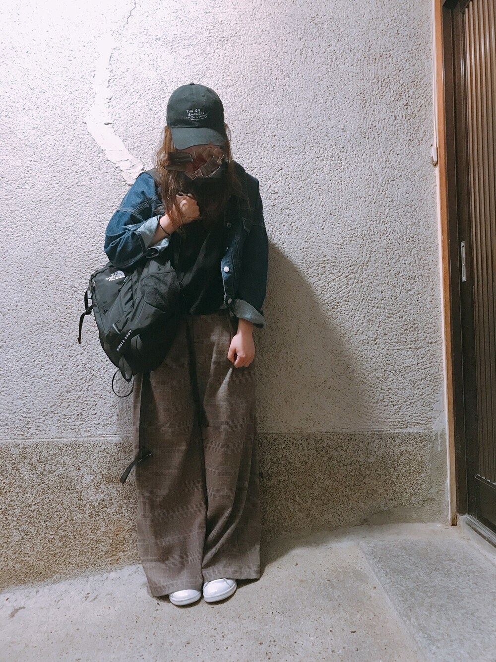 「大きめリュック、ワイドパンツ、Gジャン、デニム、キャップ、大人カジュアル、白スニーカー、プチプラコーデ、休日スタイル、チェック」｜「rpsのショートゆるＧジャン（デニムジャケット、ブルー系）」を使った、もぴこさん（レディース・160cm）の春コーディネートの1枚目の写真