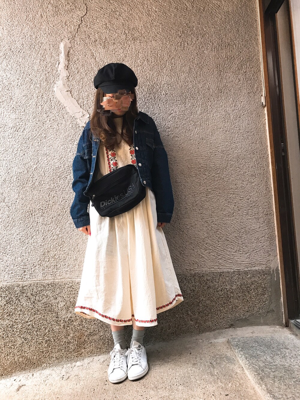 「春コーデ、ワンピース、刺繍、刺繍ワンピース、スタンスミス、Gジャン、キャスケット、カジュアル、白、ゆるコーデ」｜「rpsのショートゆるＧジャン（デニムジャケット、ブルー系）」を使った、もぴこさん（レディース・160cm）の春コーディネートの1枚目の写真