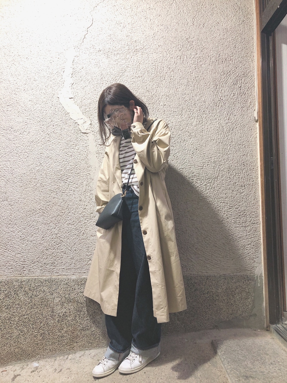 ベージュ系のノーカラージャケット、ブルー系のデニムパンツ、ベージュ系のTシャツ/カットソーを着用したレディースの春コーディネートの1枚目の写真