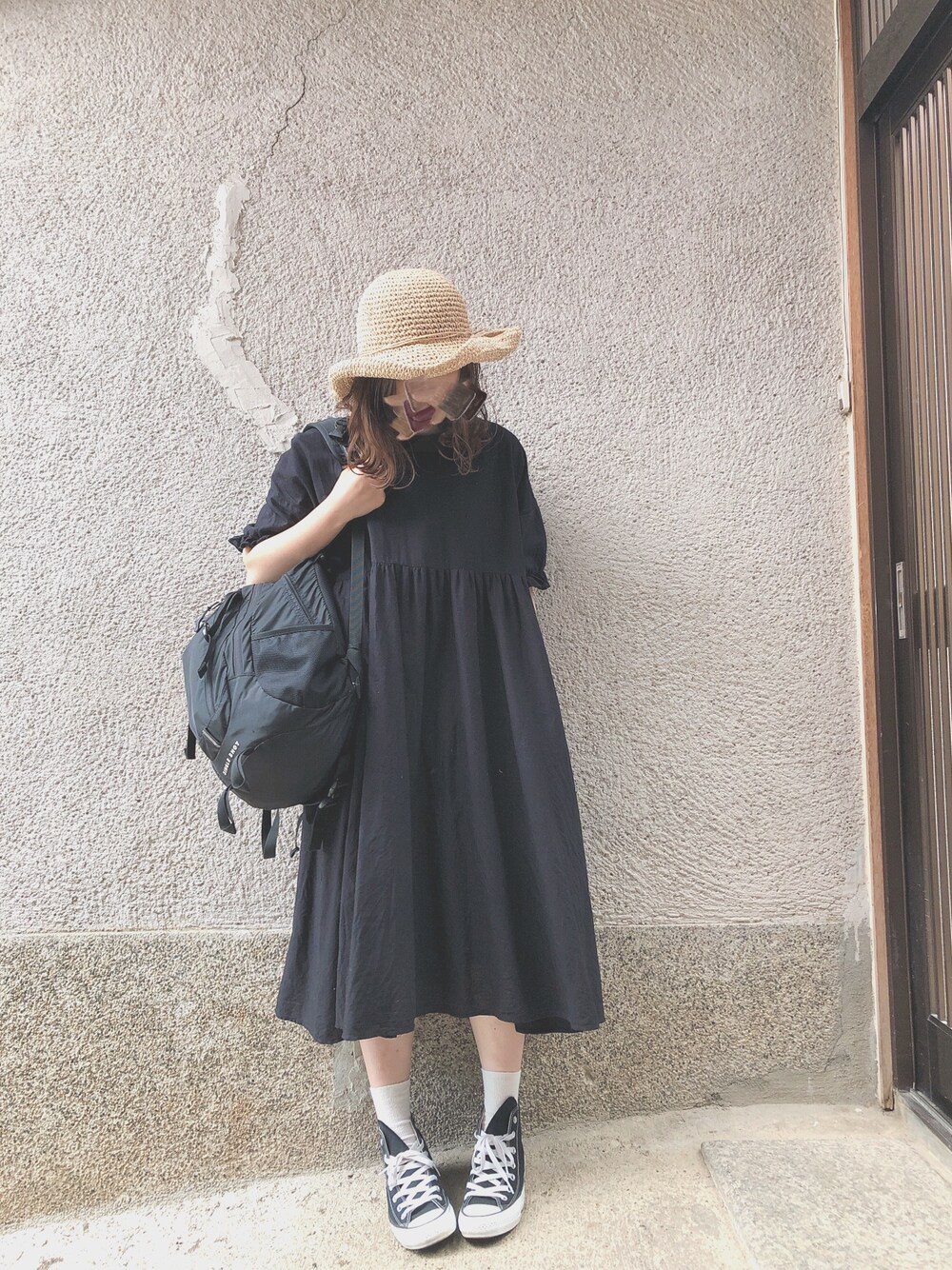 ブラック系のワンピース、ブラック系のバックパック/リュック、ブラック系のスニーカーを着用したレディースの夏コーディネートの1枚目の写真