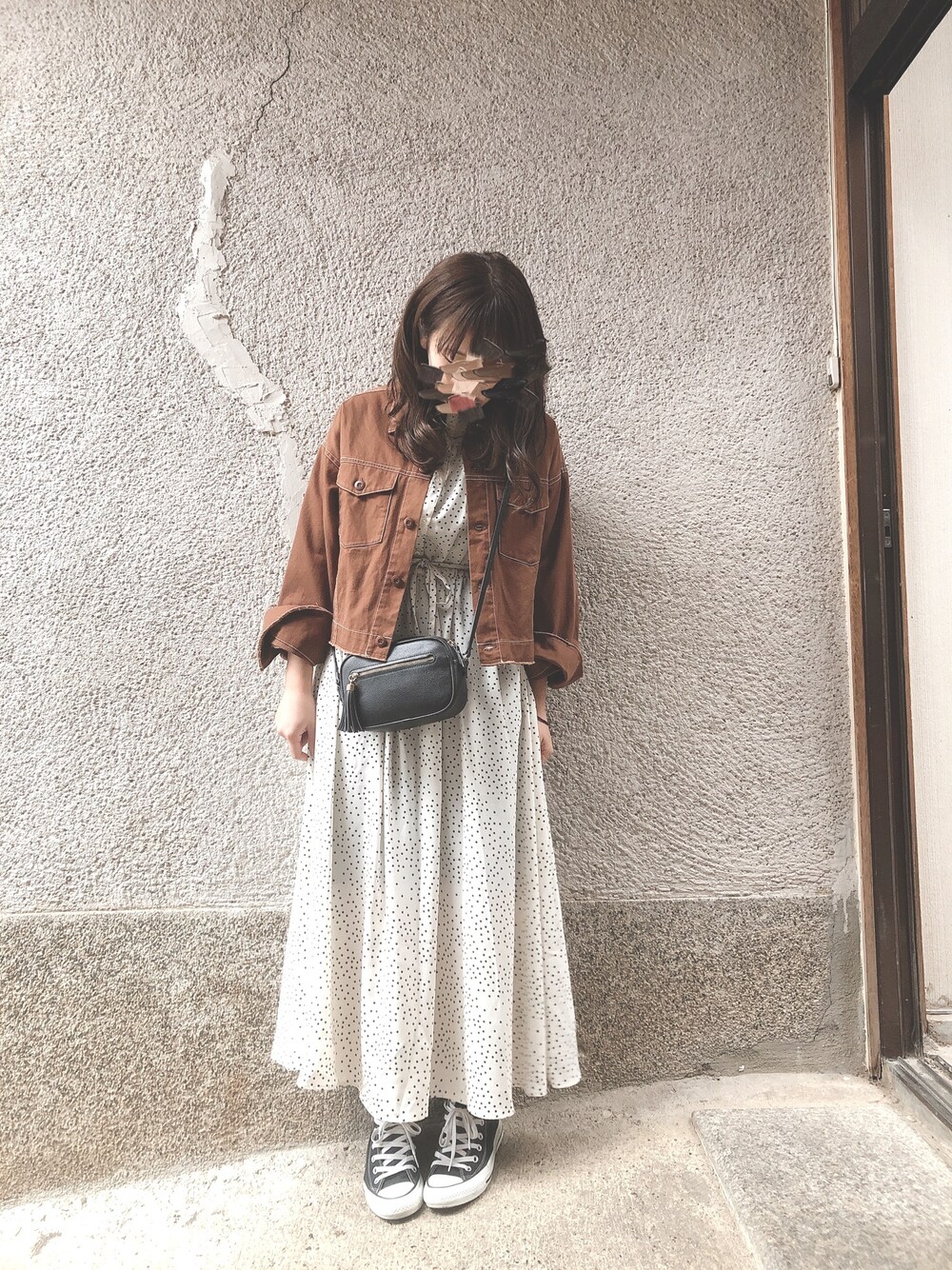 ブラウン系のジャケット/アウター、ブラック系のスニーカーを着用したレディースの秋コーディネートの1枚目の写真