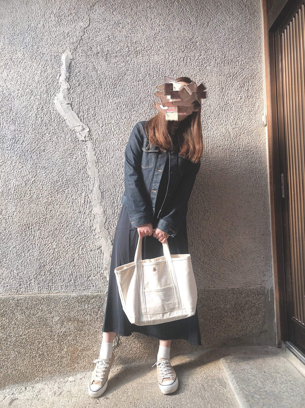 「ラクチンコーデ、キャミワンピ、おしゃれさんと繋がりたい、デニムジャケット、Gジャン、ワンピース、トートバッグ、コンバース、リラックススタイル、プチプラコーデ」｜「無印良品のアイテム（デニムジャケット、ブルー系）」を使った、もぴこさん（レディース・160cm）の春コーディネートの1枚目の写真