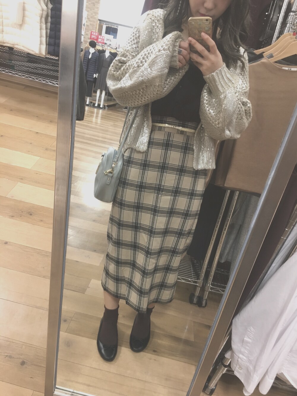 ベージュ系のカーディガン/ボレロを着用したレディースの秋コーディネートの1枚目の写真