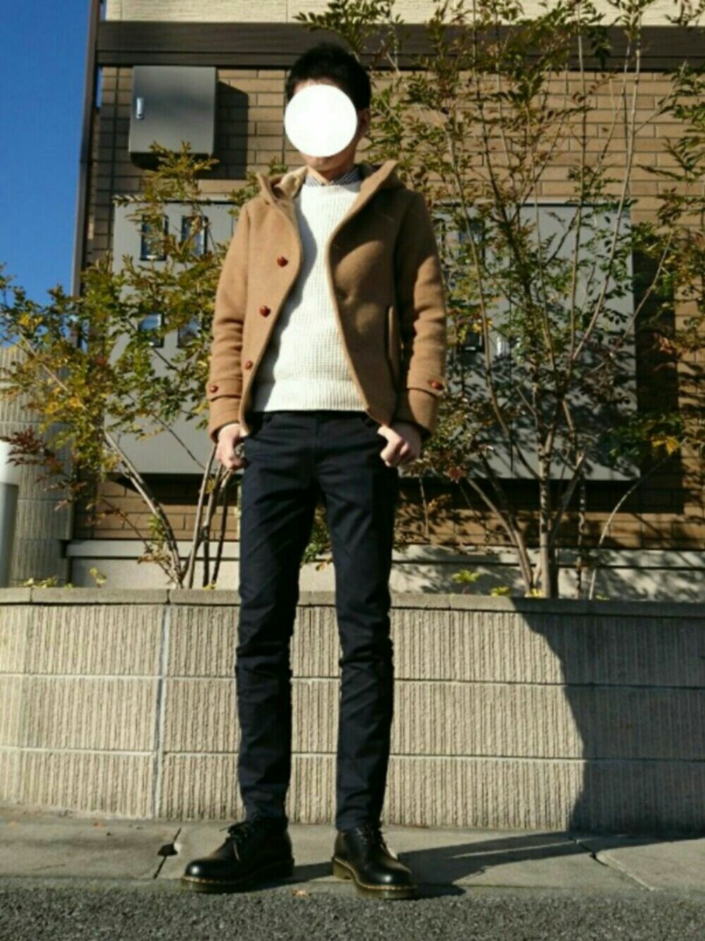 「冬コーデ、きれいめカジュアル、ユニクロ、Dr.Martens、カジュアル、ニット、スキニー、休日スタイル」｜「EDIFICEの◇ダブルフェイスボーダーメルトンフードブルゾン（ブルゾン、イエロー系）」を使った、いんてこさん（メンズ・177cm）の冬コーディネートの1枚目の写真