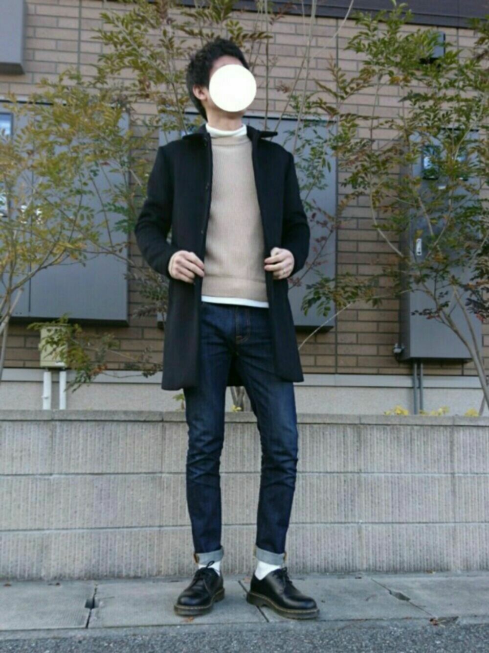 「シンプル、ユニクロ、デニムパンツ、ステュディオス(STUDIOUS)、ステンカラーコート、スキニーデニム、休日スタイル、ニット、ドクターマーチン、レイヤードスタイル」｜「UNIQLOのMEN ソフトタッチタートルネックT（長袖）（Tシャツ/カットソー、ホワイト系）」を使った、いんてこさん（メンズ・177cm）の冬コーディネートの1枚目の写真