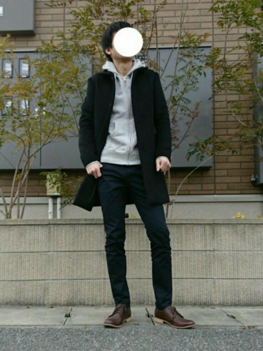「シンプル、シンプルコーデ、ブラックコーデ、スキニー、休日スタイル、カジュアル、ステンカラーコート、パーカー」｜「STUDIOUSのSTUDIOUS VISCOSE ステンカラーコート（ステンカラーコート、ブラック系）」を使った、いんてこさん（メンズ・177cm）の春コーディネートの1枚目の写真