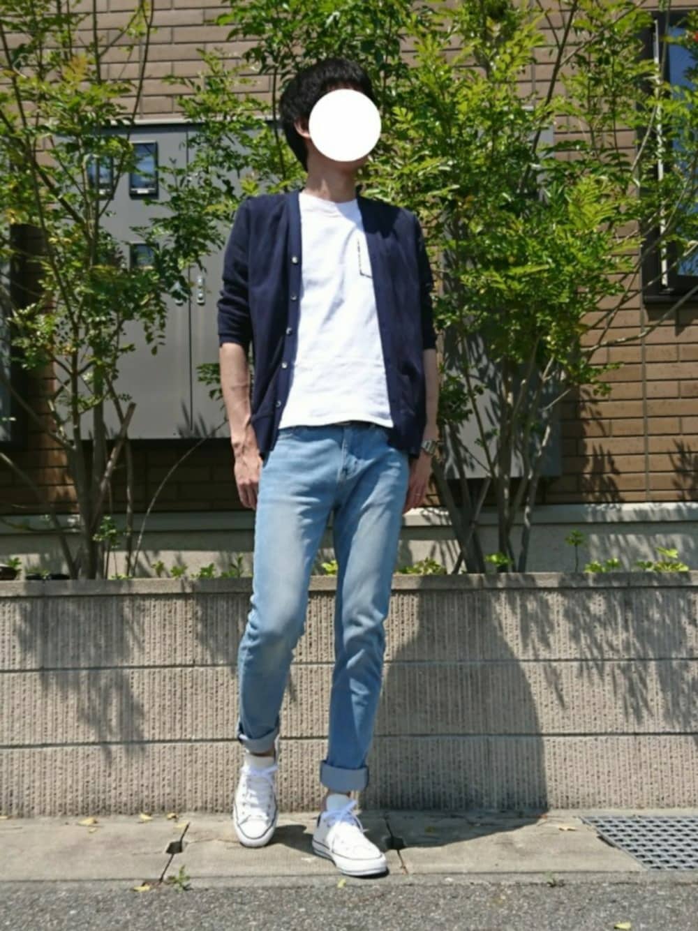 「夏、シンプル、スニーカー、Tシャツ、カーディガン、カジュアル、ジーンズ」｜「NUMBER (N)INE DENIMの【NUMBER (N)INE DENIM】クルーネック五線譜ポケットTee（Tシャツ/カットソー、ホワイト系）」を使った、いんてこさん（メンズ・177cm）の夏コーディネートの1枚目の写真