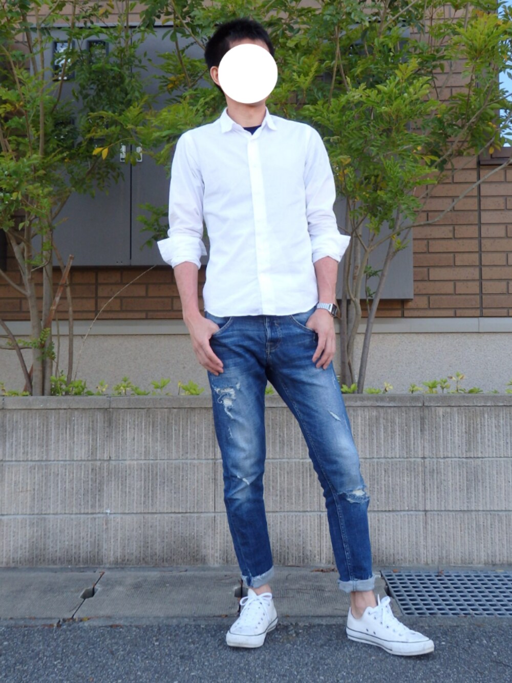 「シンプルコーデ、大人カジュアル、カジュアルコーデ、シャツ、白Tシャツ、ダメージデニムパンツ、コンバース、休日スタイル、はるコーデ、春コーデ」｜「URBAN RESEARCHのURBAN RESEARCH JP MADEスヴィンスリムシャツ（シャツ/ブラウス、ホワイト系）」を使った、いんてこさん（メンズ・177cm）の春コーディネートの1枚目の写真