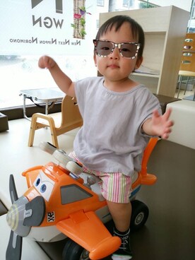 「monmimiのアイテム（Tシャツ/カットソー、イエロー系）」を使った、achapiさん（キッズ）の夏コーディネート