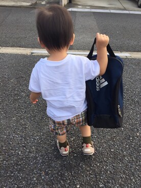 「H&M（エイチ・アンド・エム）のアイテム（Tシャツ/カットソー、ホワイト系）」を使った、achapiさん（キッズ）の夏コーディネート