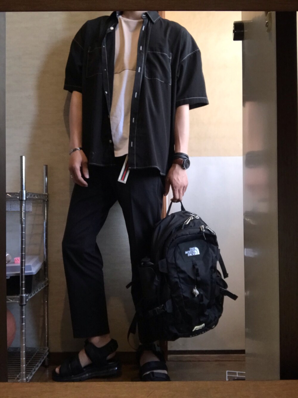 「夏コーデ、オールブラック、シンプルコーデ、ブラック、プチプラ、開襟シャツ、春夏コーデ、シャツ好き集まれ、カジュアルコーデ、サンダル」｜「SPINNSの【開襟シャツ】半袖オープンカラーシャツ/リラックスシルエット/無地/ステッチデザイン（シャツ/ブラウス、ブラック系）」を使った、HiroRinさん（メンズ・176cm）の夏コーディネートの1枚目の写真