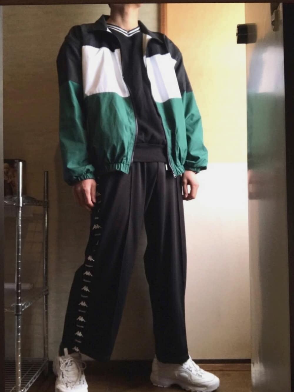「ストリート、ワイドパンツ、ナイロンジャケット、KAPPA、FILA、ダッドスニーカー、シンプル」｜「GUのアイテム（スウェット、ブラック系）」を使った、HiroRinさん（メンズ・176cm）の春コーディネートの1枚目の写真