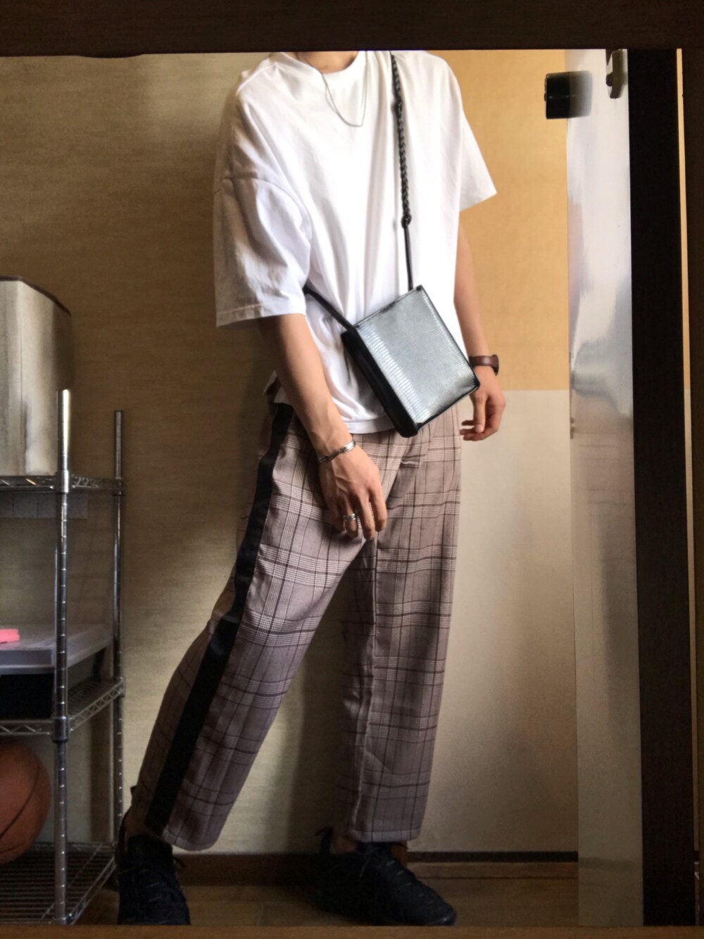 「カジュアルコーデ、夏コーデ、Tシャツ、チェックパンツ、白Tシャツ、シンプル、シンプルコーデ、お洒落さんとつながりたい、休日スタイル、ゆるコーデ」｜「INTER FACTORYのWEARISTA tai × INTER FACTORY　シルバーネックレス（ネックレス、シルバー系）」を使った、HiroRinさん（メンズ・176cm）の夏コーディネートの1枚目の写真