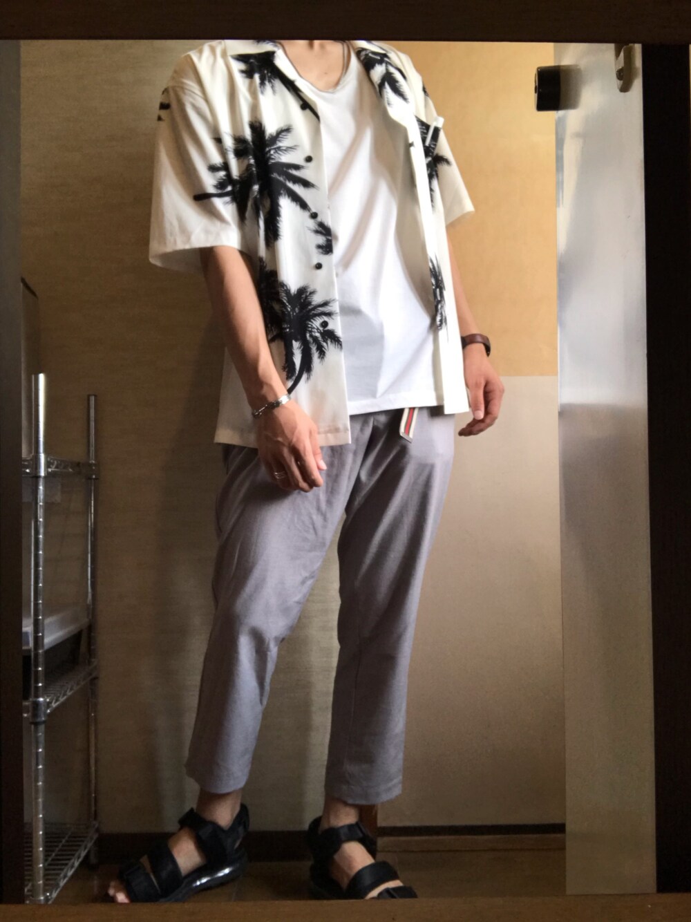「カジュアル、夏、夏コーデ、オープンカラーシャツ、サンダル、レイヤードスタイル、モノトーン、プチプラ、プチプラコーデ、デート」｜「INTER FACTORYのWEARISTA tai × INTER FACTORY　シルバーネックレス（ネックレス、シルバー系）」を使った、HiroRinさん（メンズ・176cm）の夏コーディネートの1枚目の写真