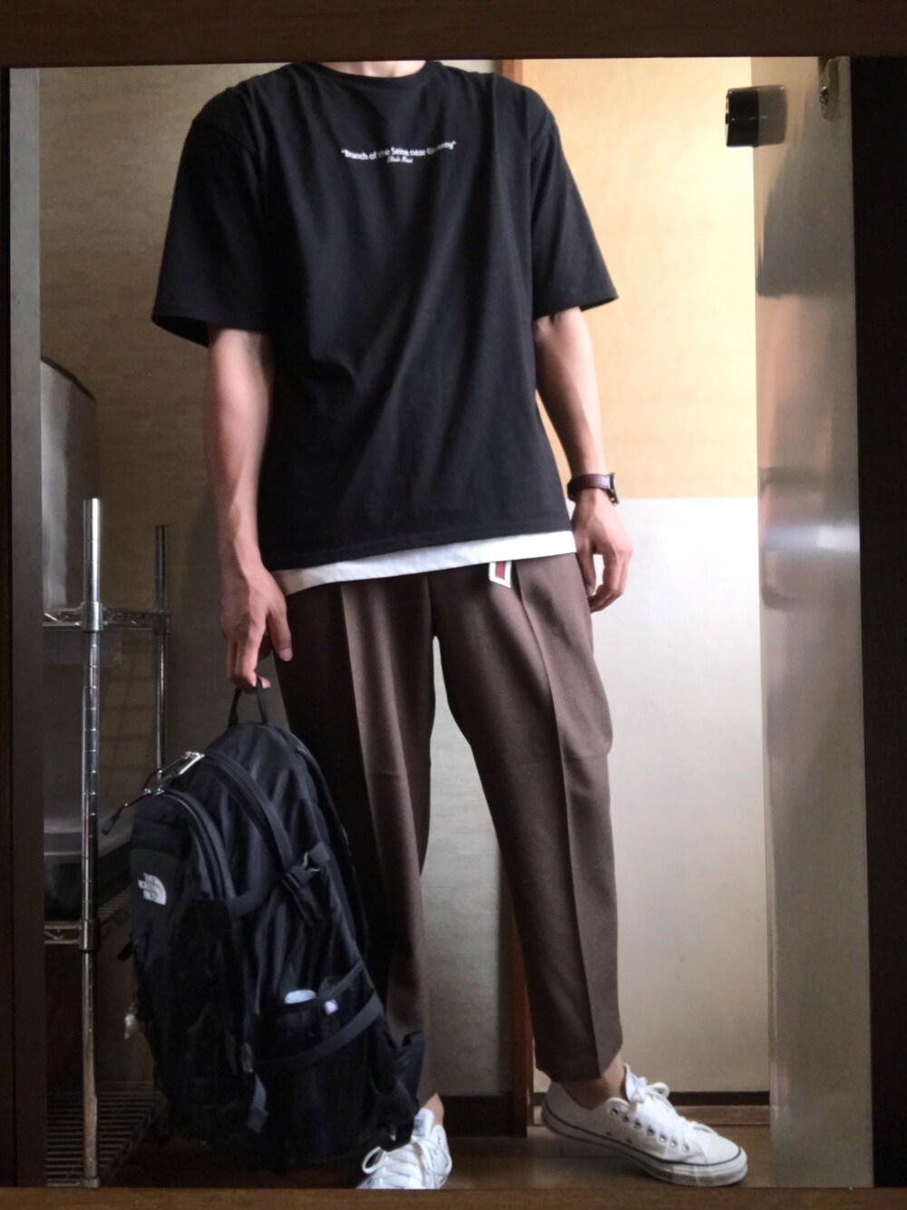 「大人カジュアル、シンプルコーデ、ブラウン、黒Tシャツ、レイヤードスタイル、プチプラ、プチプラコーデ、白スニーカー、カジュアルコーデ、休日スタイル」｜「ZIP FIVEのアイテム（Tシャツ/カットソー、ブラック系）」を使った、HiroRinさん（メンズ・176cm）の秋コーディネートの1枚目の写真
