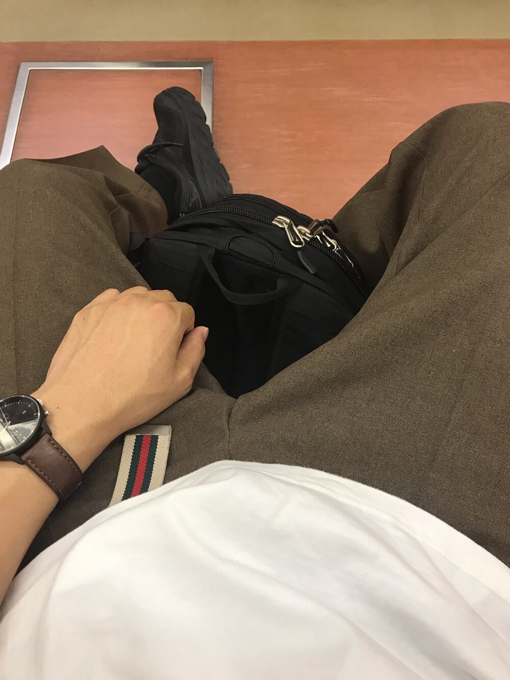 「秋のコーデ、HOKAONEONE、お洒落さんとつながりたい、スニーカー、ブラウン、シンプル、プチプラ、プチプラコーデ、GU、きれいめカジュアル」｜「HOKAの【HOKA ONEONE / ホカオネオネ】 BONDI 7（スニーカー、ブラック系）」を使った、HiroRinさん（メンズ・176cm）の秋コーディネートの1枚目の写真