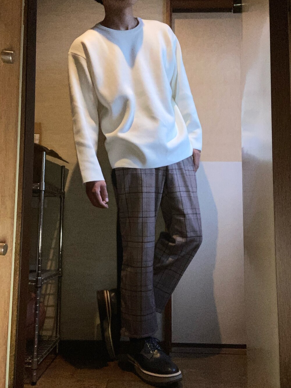 「秋服、白ニット、シンプル、シンプルコーデ、チェック、チェックパンツ、革靴、大人カジュアル、プチプラ、プチプラコーデ」｜「ENDER PRODUCTSのミラノリブオーバーサイズクルーネックニットプルオーバー【ENDER PRODUCTS/エンダープロダクツ】（ニット/セーター、ホワイト系）」を使った、HiroRinさん（メンズ・176cm）の秋コーディネートの1枚目の写真