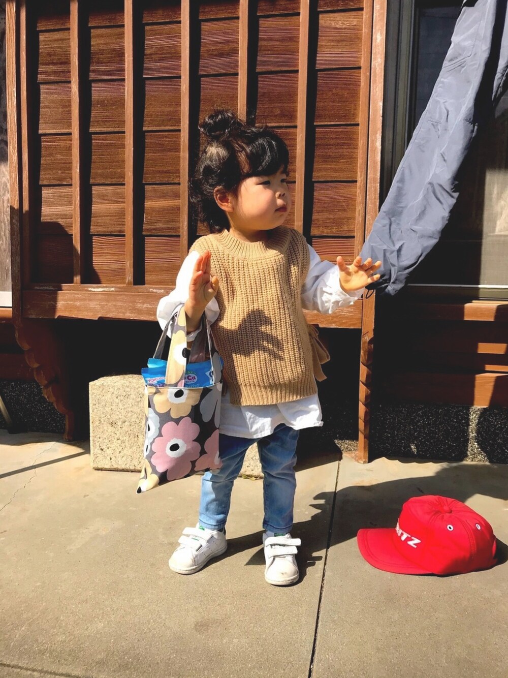 「シンプルコーデ、女の子、2歳、ベージュ、春、H&M、プチプラ」｜「petit mainのアイテム（トップス、ベージュ系）」を使った、coco＊*。さん（キッズ・80cm）の春コーディネートの1枚目の写真