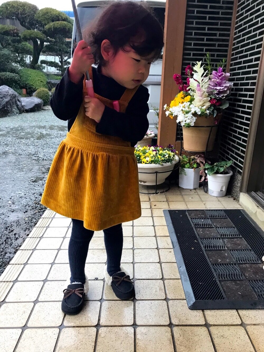 「カジュアルコーデ、休日スタイル、女の子、2歳、ワンピース、UNIQLO、シンプル、春コーデ」｜「UNIQLOのアイテム（ワンピース/ドレス、ブラウン系）」を使った、coco＊*。さん（キッズ・90cm）の春コーディネートの1枚目の写真