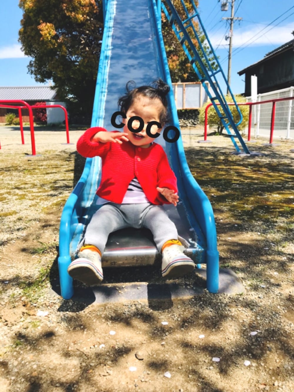 「公園コーデ、キッズファッション、はるコーデ、春コーデ、ボーダー、カーディガン、カジュアル、カジュアルコーデ、2歳、リブパンツ」｜「PETIT BATEAUのガーター編みニットカーディガン（カーディガン/ボレロ、レッド系）」を使った、coco＊*。さん（キッズ・90cm）の春コーディネートの1枚目の写真