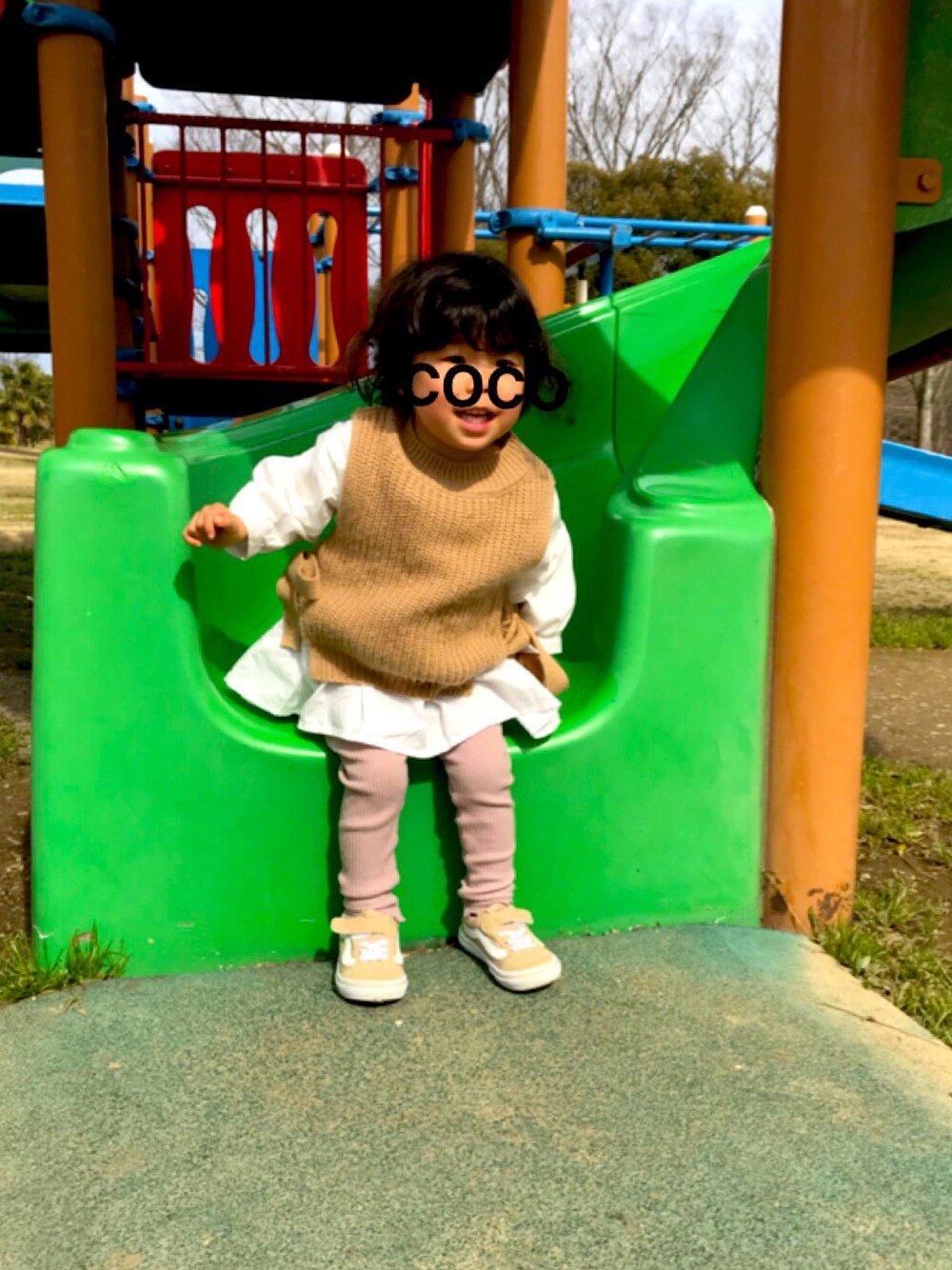 「パステル映える春、キッズファッション、リブパンツ、キッズコーデ、カジュアル、女の子、オーバーサイズ、シンプル、シンプルコーデ」｜「petit mainのニットベスト付き長袖ブラウス（シャツ/ブラウス、ベージュ系）」を使った、coco＊*。さん（キッズ・90cm）の春コーディネートの1枚目の写真
