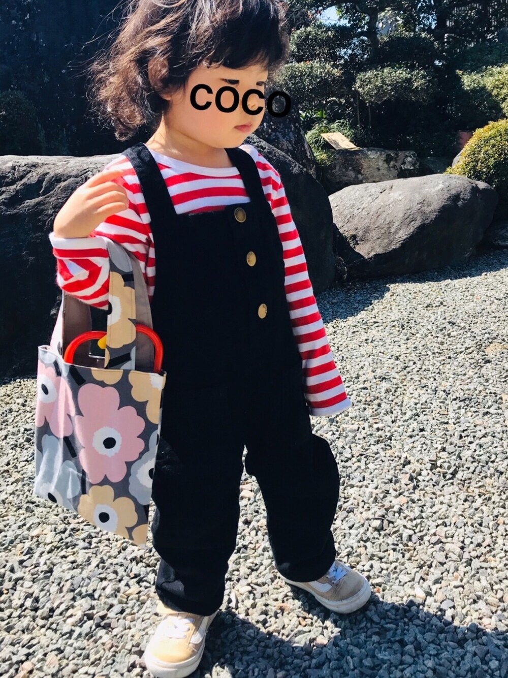 「サロペット、オーバーオール、カジュアル、シンプル、ボーダー、春コーデ、スニーカー、シンプルコーデ、女の子、ロンT」｜「韓国子供服のアイテム（オールインワン・サロペット、ブラック系）」を使った、coco＊*。さん（キッズ・90cm）の春コーディネートの1枚目の写真