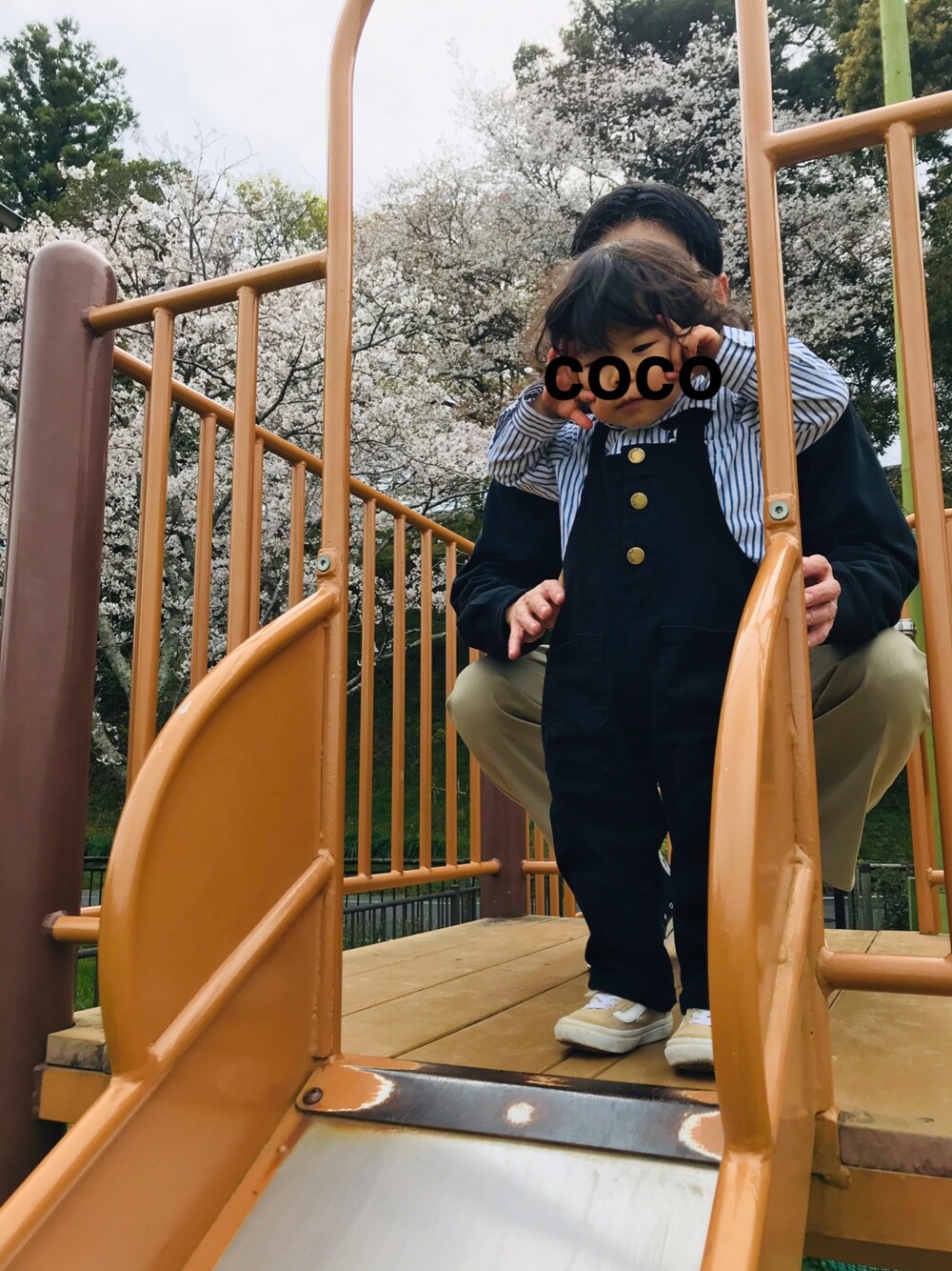 「カジュアル、春コーデ、シンプルコーデ、スニーカー、キッズファッション、オーバーオール、ストライプシャツ、韓国子供服、VANS」｜「babyGAPのアイテム（シャツ/ブラウス、ブルー系）」を使った、coco＊*。さん（キッズ・90cm）の春コーディネートの1枚目の写真