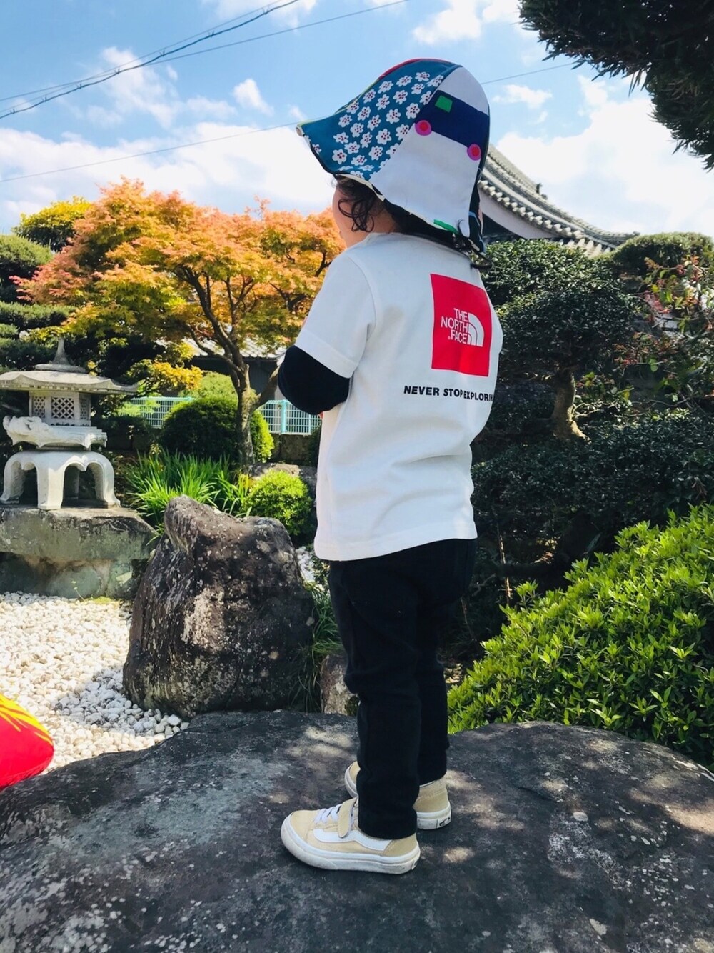 「ノースフェイス、キッズコーデ、スニーカー、VANS、Tシャツ、シンプルコーデ、マリメッコ、ハンドメイド、春コーデ、シャツスタイル」｜「THE NORTH FACEのザ ノース フェイス THE NORTH FACE B S/S Square Logo Tee ロゴT（Tシャツ/カットソー、ホワイト系）」を使った、coco＊*。さん（キッズ・90cm）の春コーディネートの1枚目の写真