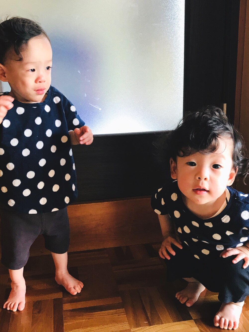 「部屋撮り、キッズファッション、ラクチンコーデ、おうちファッション、おうちスタイル、キッズコーデ、双子コーデ、ドット、Tシャツ、おそろいコーデ」｜「無印良品のアイテム（Tシャツ/カットソー、ブルー系）」を使った、coco＊*。さん（キッズ・90cm）の春コーディネートの1枚目の写真