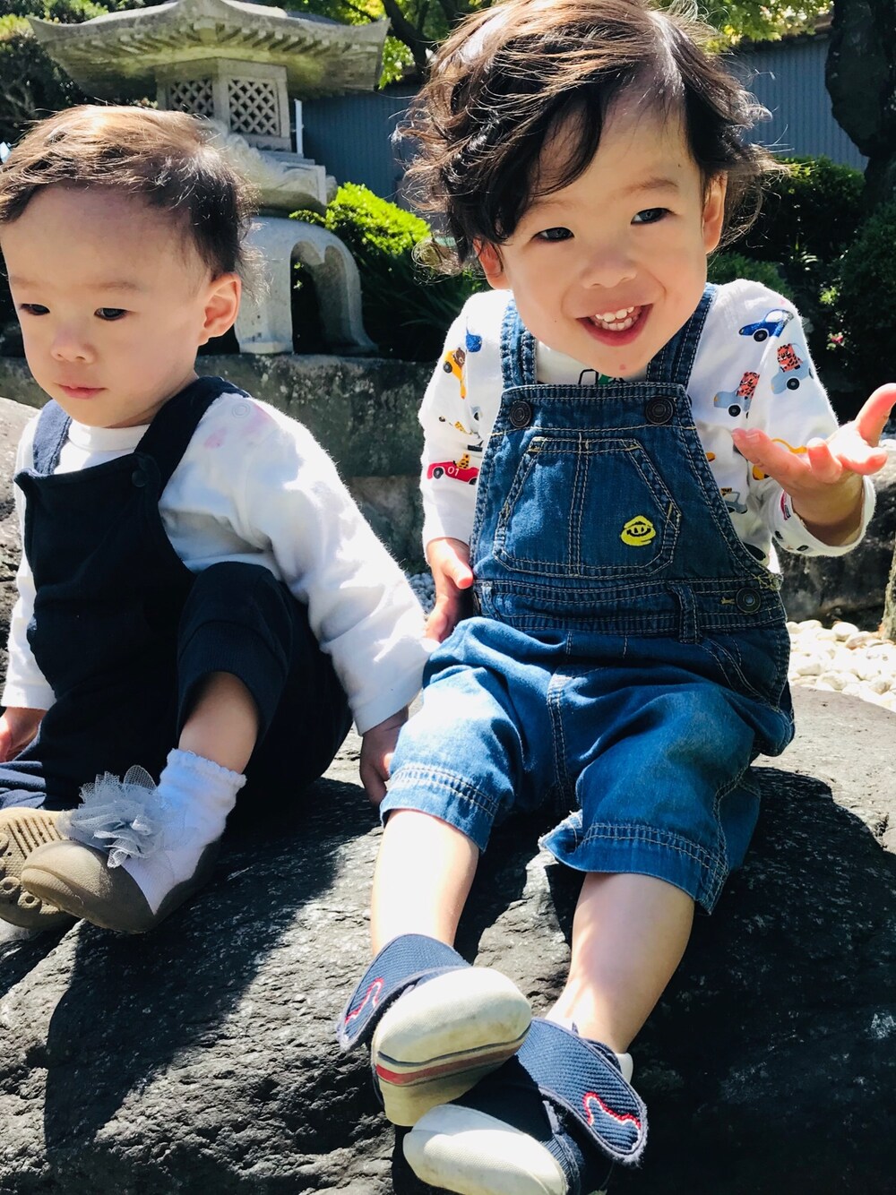 「ロンT、キッズコーデ、オーバーオール、サロペット、ミキハウス、H&M、カジュアルコーデ、シンプルコーデ、パンツスタイル、休日コーデ」｜「H&Mのアイテム（Tシャツ/カットソー、ホワイト系）」を使った、coco＊*。さん（キッズ・90cm）の春コーディネートの1枚目の写真