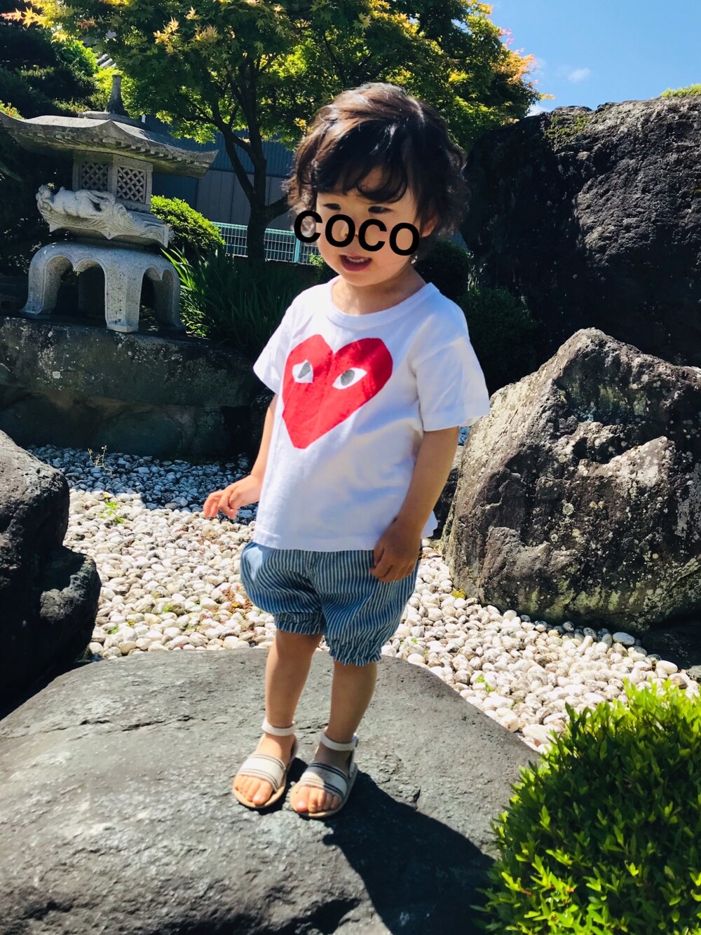「キッズファッション、カジュアルコーデ、夏コーデ、Tシャツ、ストライプ、白Tシャツ、休日スタイル、おうちファッション、ゆるコーデ、サンダル」｜「COMME des GARCONSのアイテム（Tシャツ/カットソー、ホワイト系）」を使った、coco＊*。さん（キッズ・90cm）の春コーディネートの1枚目の写真
