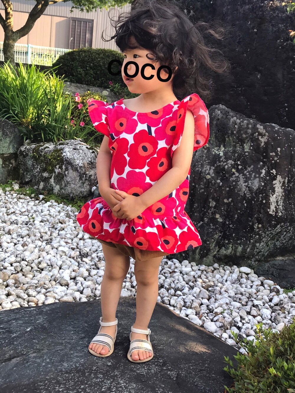 「マリメッコ、ハンドメイド、花柄、ブラウス、ノースリーブ、かぼちゃパンツ、サンダル、babygap、キッズコーデ、夏コーデ」｜「marimekkoのアイテム（シャツ/ブラウス、レッド系）」を使った、coco＊*。さん（キッズ・90cm）の夏コーディネートの1枚目の写真