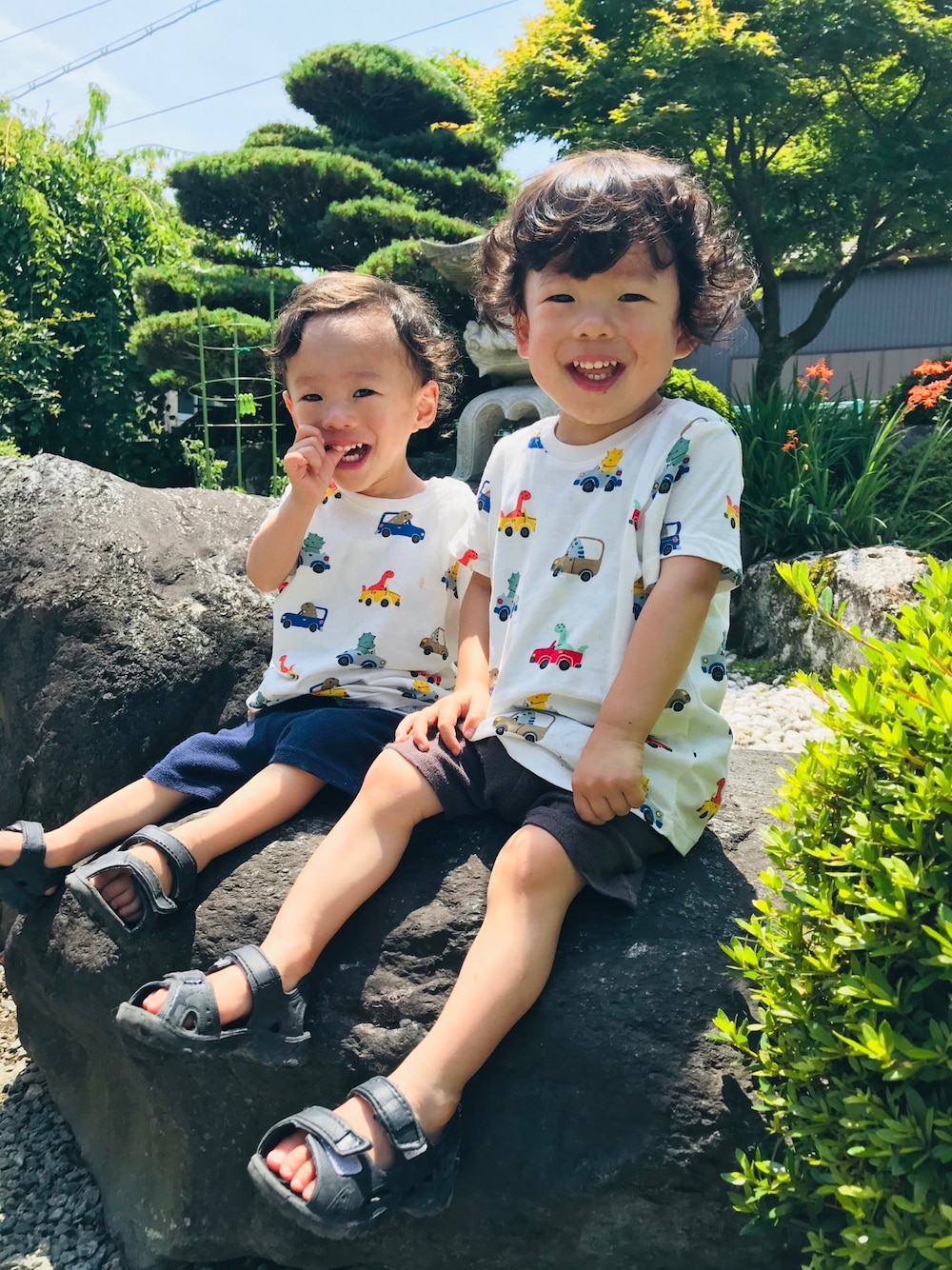 「キッズファッション、サンダル、Tシャツ、白Tシャツ、ハーフパンツ、短パン、夏コーデ、双子コーデ、twins、カジュアル」｜「H&Mのアイテム（Tシャツ/カットソー、ホワイト系）」を使った、coco＊*。さん（キッズ・90cm）の夏コーディネートの1枚目の写真