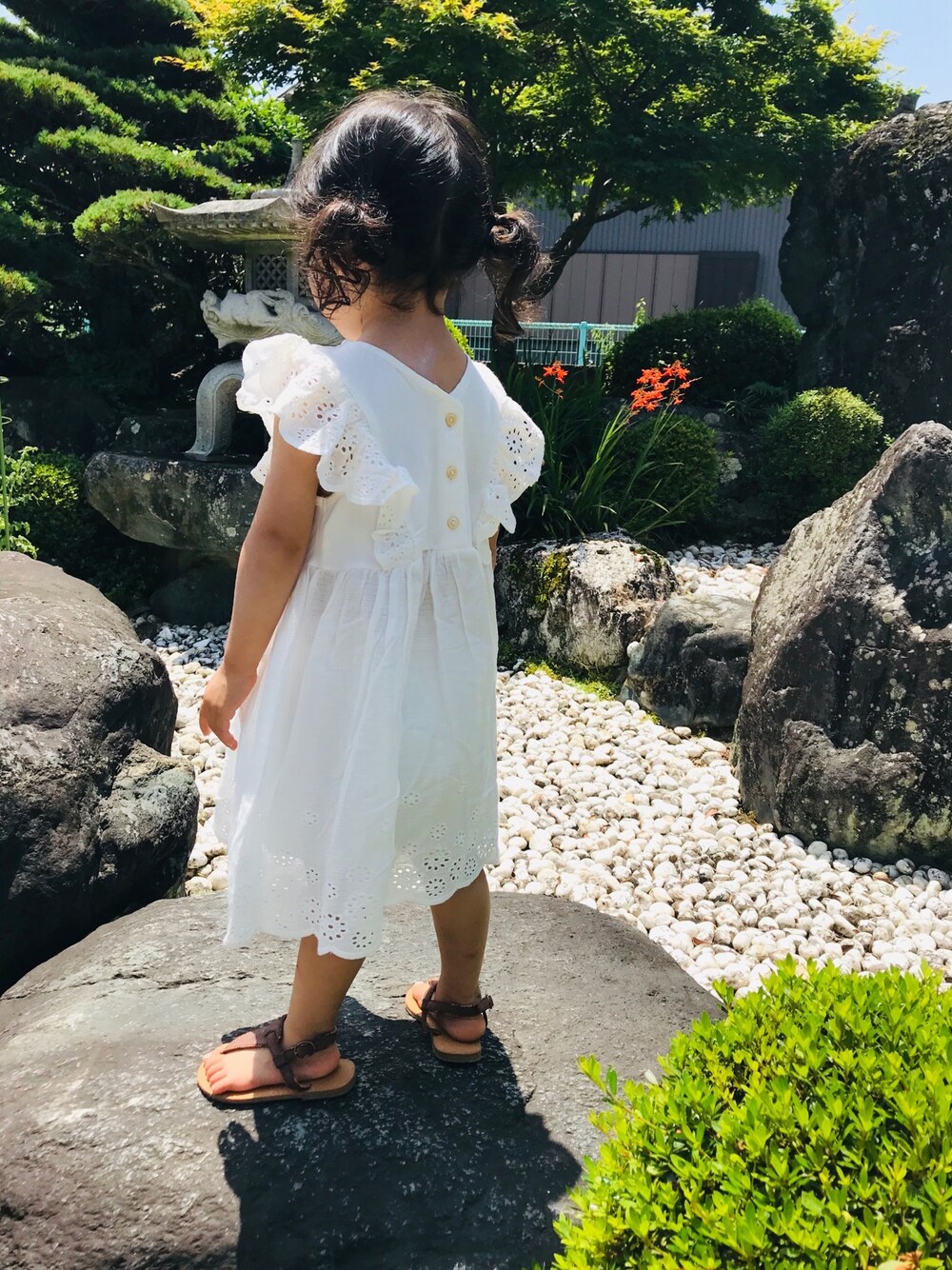「ワンピース、サンダル、キッズファッション、夏コーデ、シンプルコーデ、休日スタイル、GAP、おうちファッション、おしゃれさんと繋がりたい、ホワイトコーデ」｜「H&Mのアイテム（ワンピース、ホワイト系）」を使った、coco＊*。さん（キッズ・90cm）の夏コーディネートの1枚目の写真