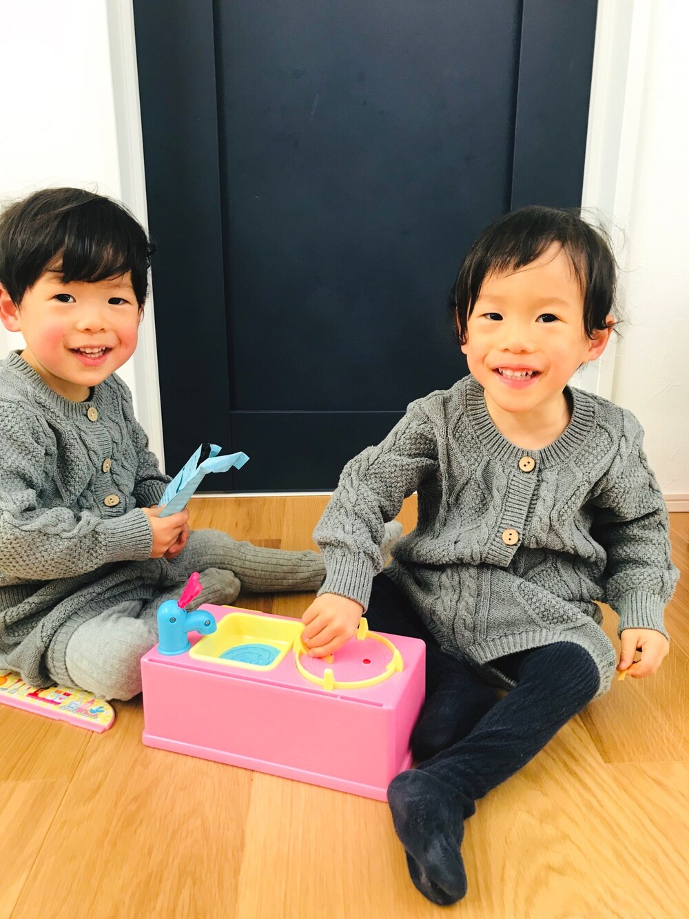 「冬コーデ、キッズファッション、ニット、セットアップ、オーバーサイズ、カジュアルコーデ、リンクコーデ、ベビー、babygap、カーディガン」｜「韓国子供服のアイテム（ニット/セーター、グレー系）」を使った、coco＊*。さん（キッズ・90cm）の冬コーディネートの1枚目の写真