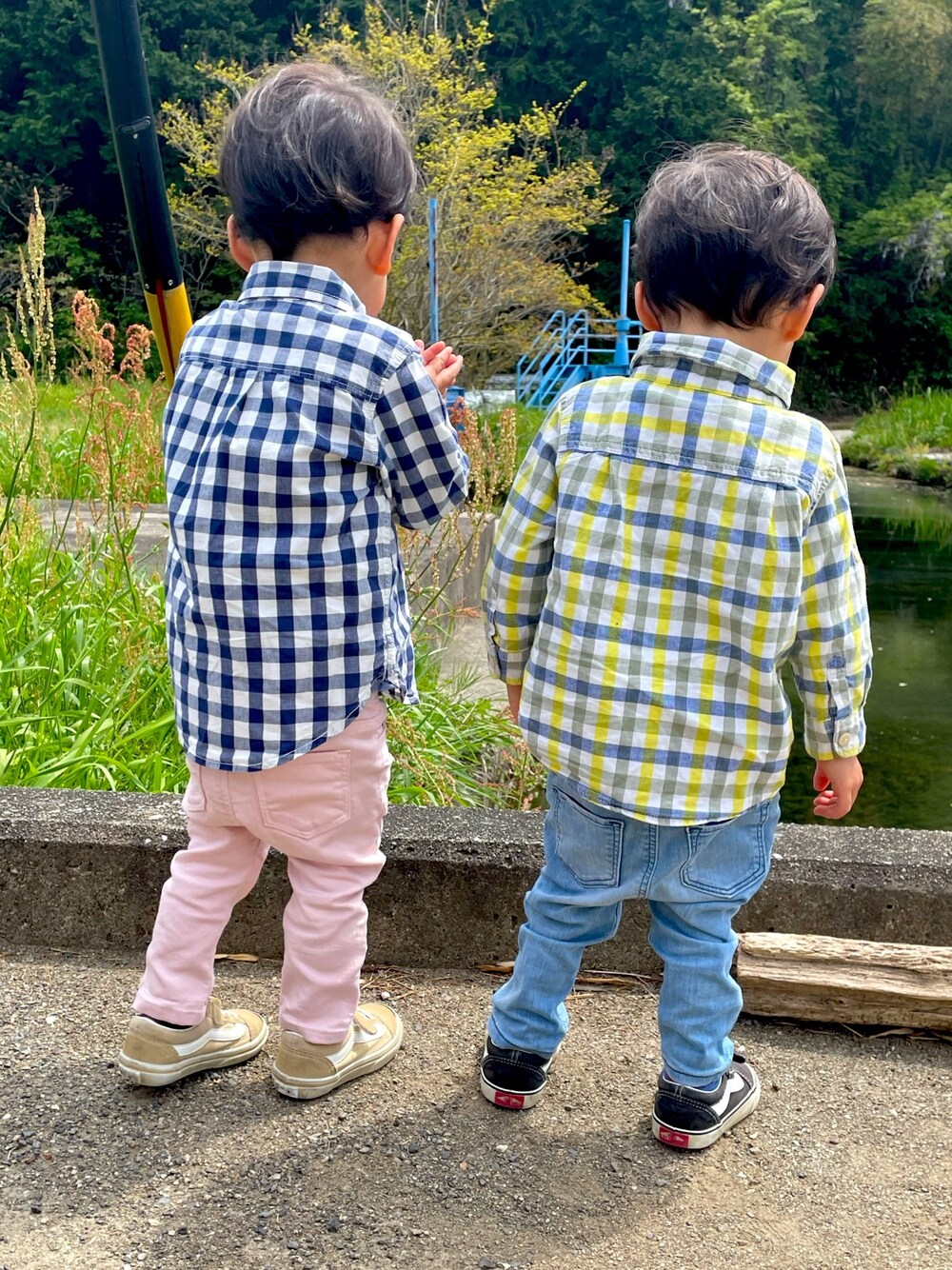 「双子、twins、チェックシャツ、カジュアル、プチプラ、こどもコーデ、VANS、kids、春コーデ、カジュアルコーデ」｜「babyGAPのアイテム（シャツ/ブラウス、ブルー系）」を使った、coco＊*。さん（キッズ・90cm）の春コーディネートの1枚目の写真