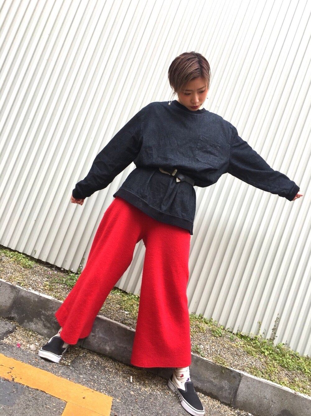 「ootd、spring、red、HARE、スニーカーコーデ、お洒落さんとつながりたい」｜「HAREのアッシュクニットワイドパンツ(HARE)（その他パンツ、レッド系）」を使った、nissyさん（レディース・163cm）の春コーディネートの1枚目の写真