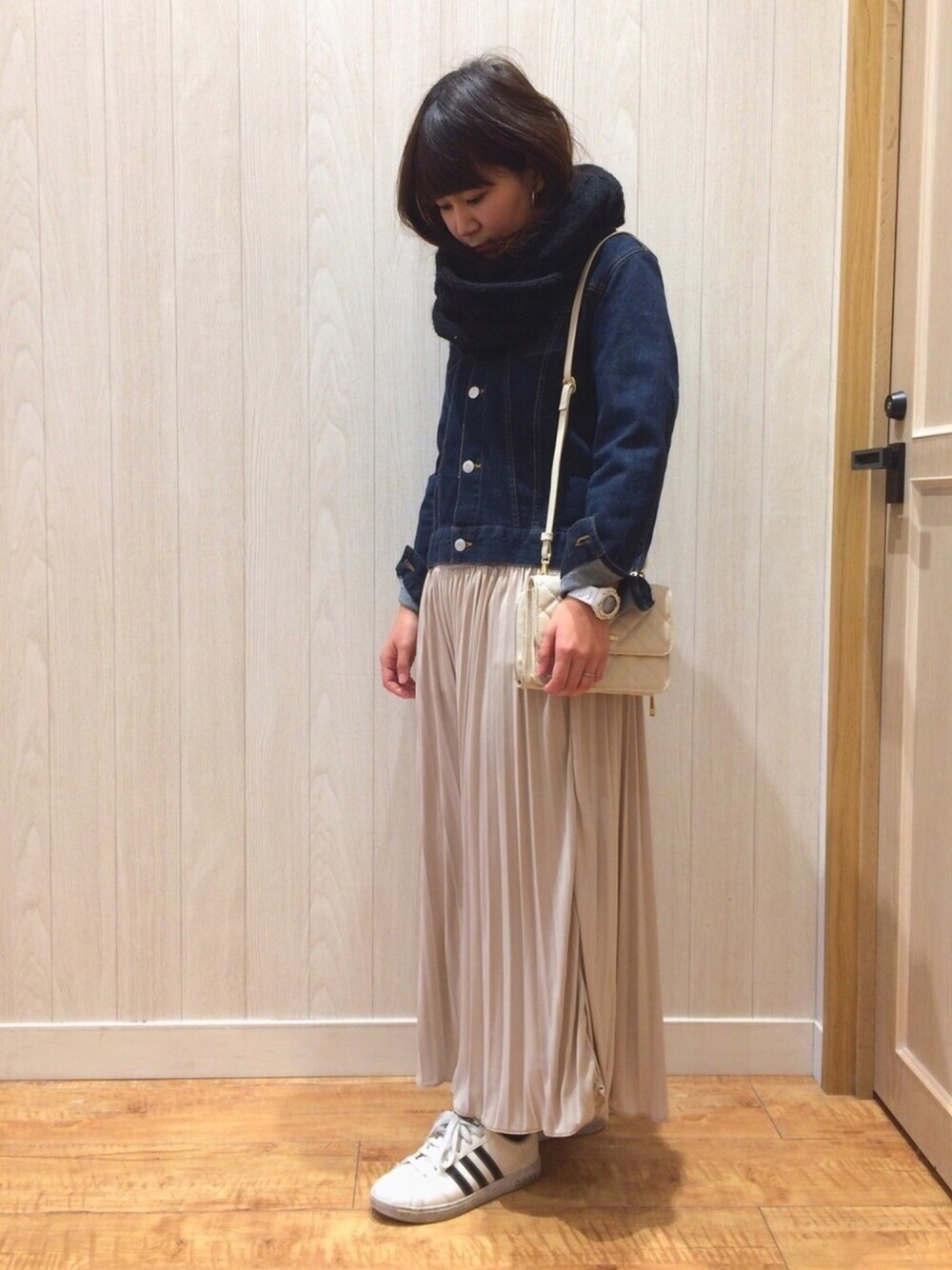 ブルー系のデニムジャケット、ベージュ系のその他パンツ、ベージュ系の財布を着用したレディースの冬コーディネートの1枚目の写真