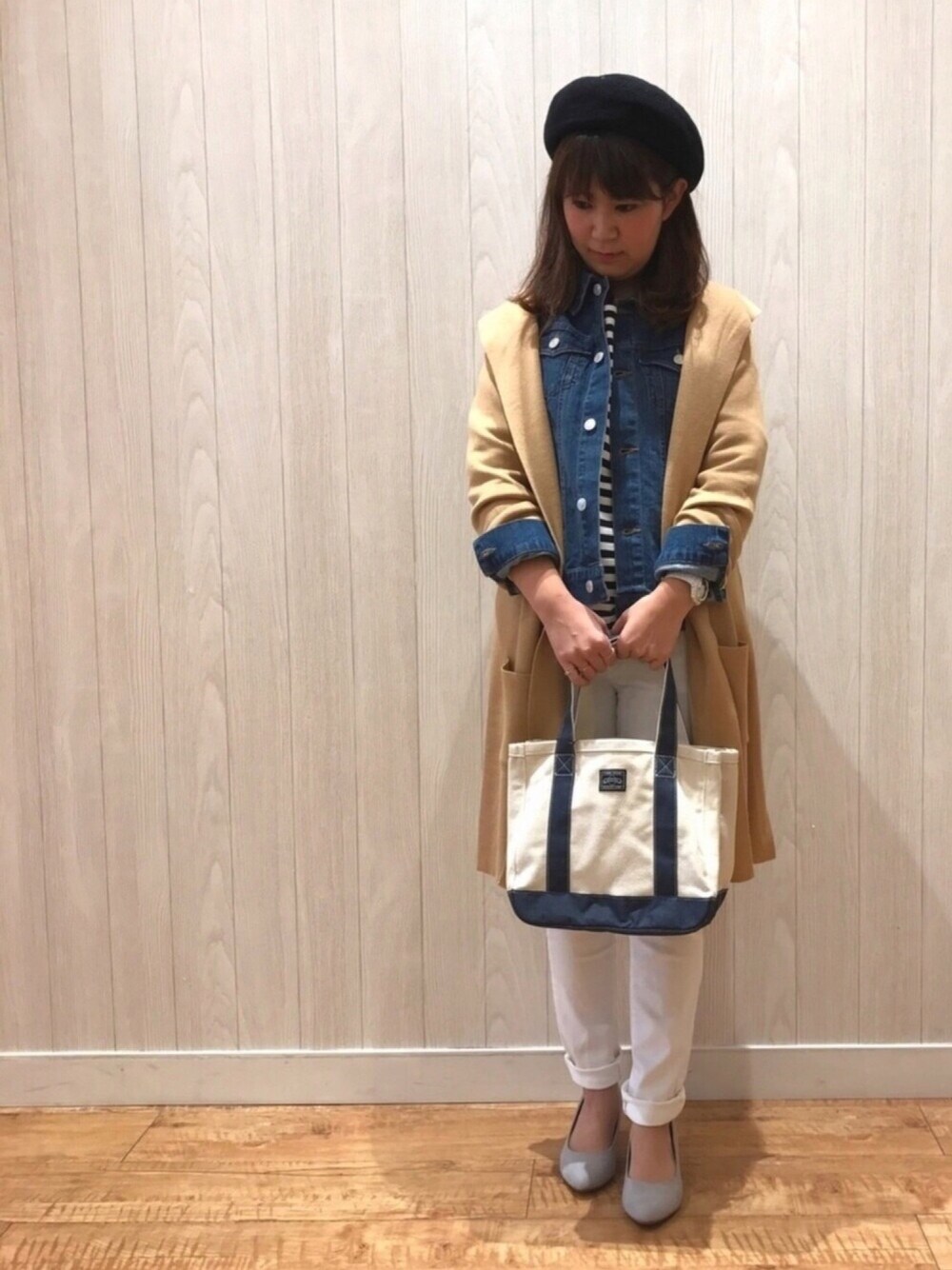 ブラック系のTシャツ/カットソー、ブルー系のデニムジャケット、ベージュ系のカーディガン/ボレロを着用したレディースの冬コーディネートの1枚目の写真