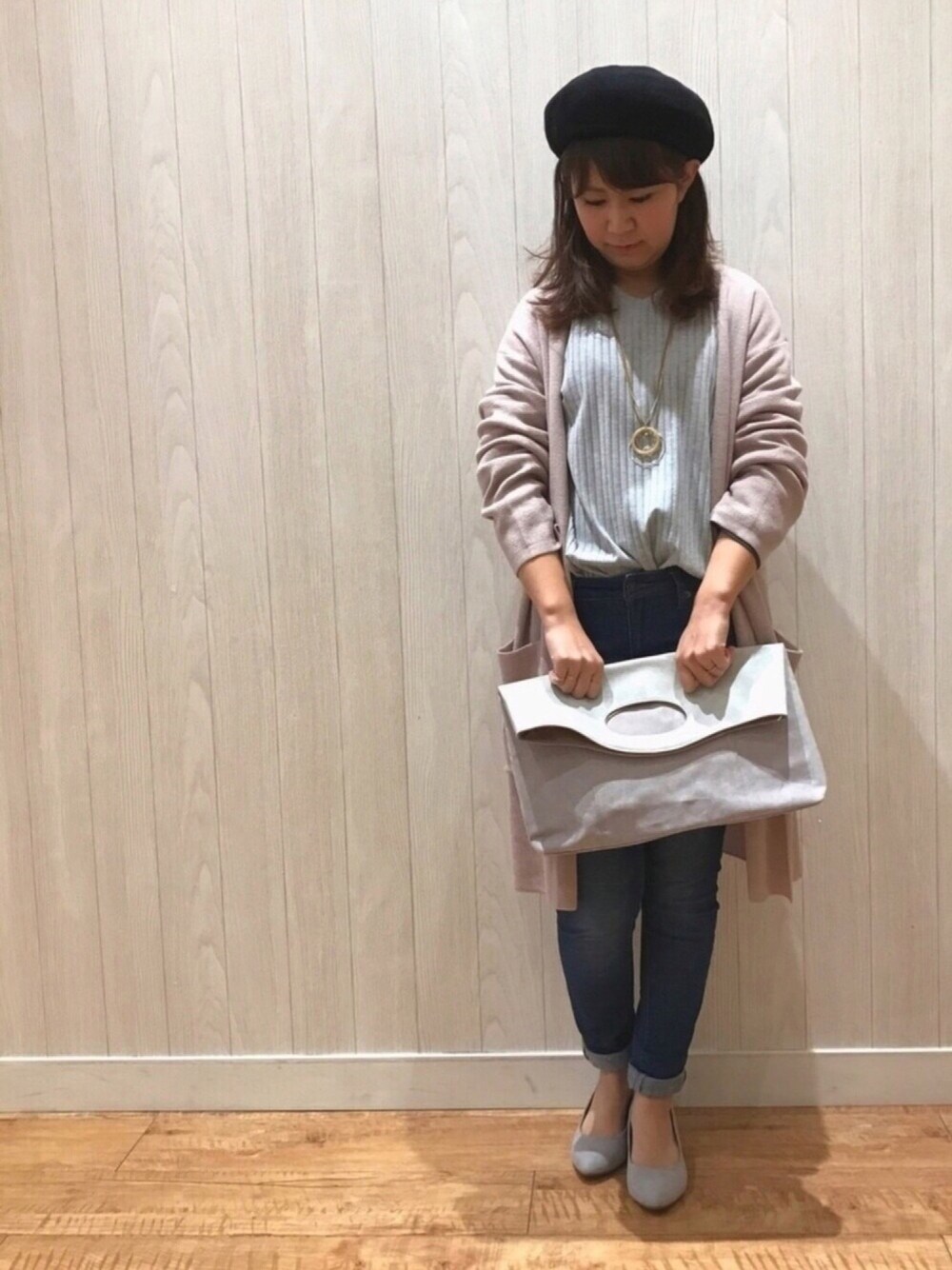 グレー系のTシャツ/カットソー、ピンク系のカーディガン/ボレロ、ブルー系のデニムパンツを着用したレディースの春コーディネートの1枚目の写真