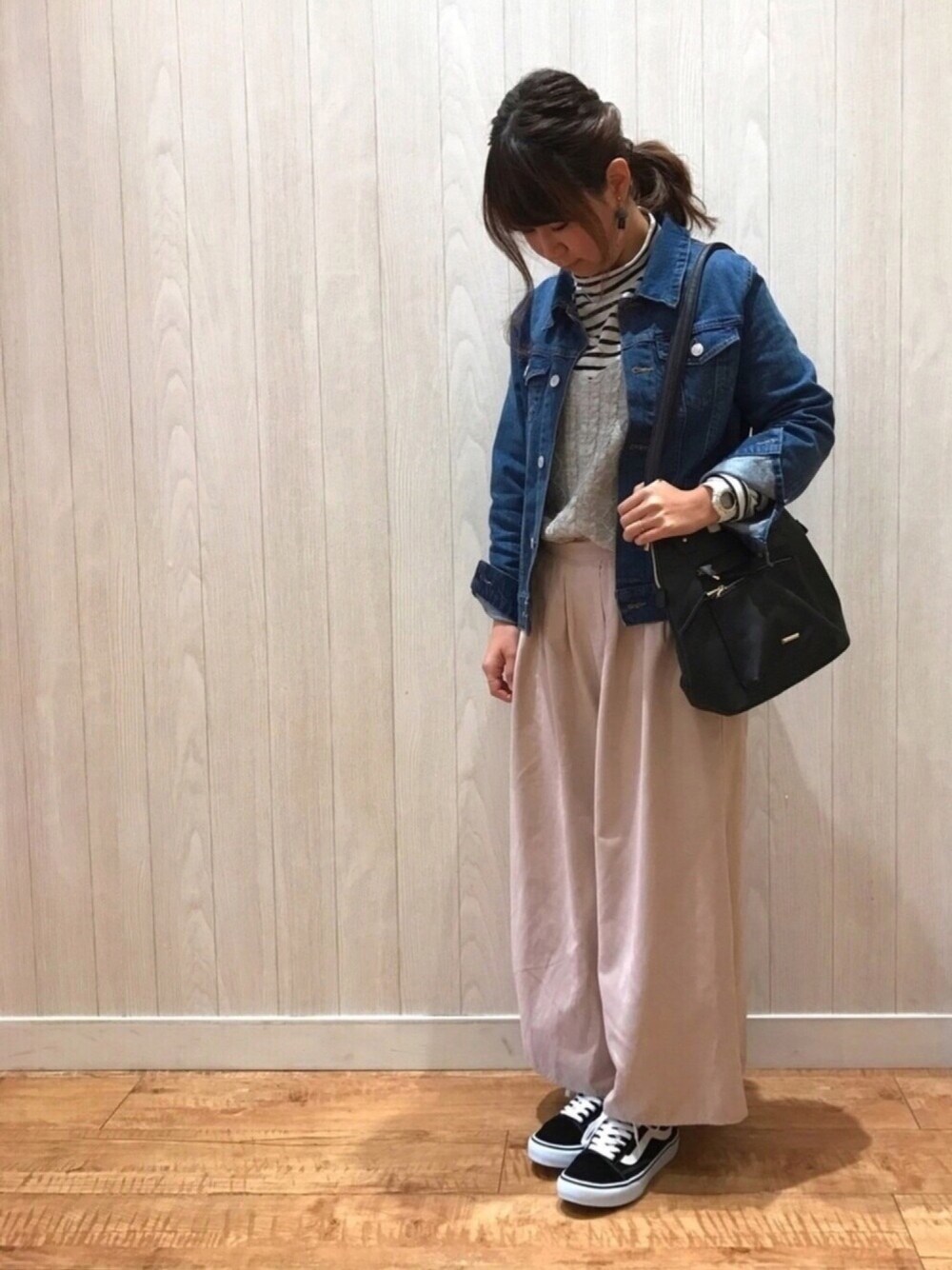 グレー系のその他トップス、ブルー系のデニムジャケット、ピンク系のその他パンツを着用したレディースの春コーディネートの1枚目の写真