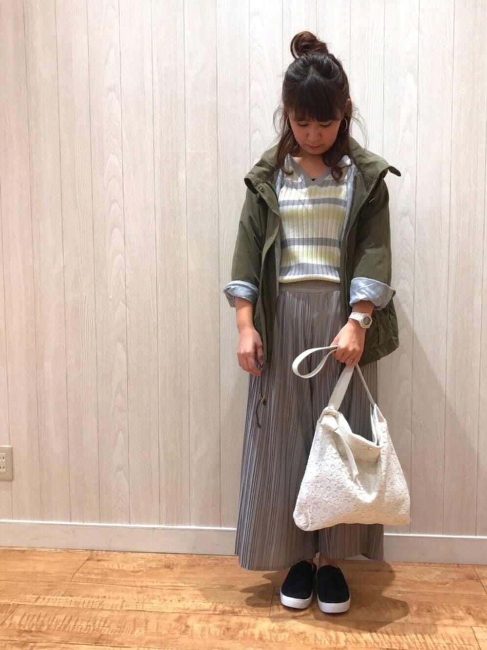 グレー系のニット/セーター、グレー系のその他パンツ、グリーン系のブルゾンを着用したレディースの冬コーディネートの1枚目の写真