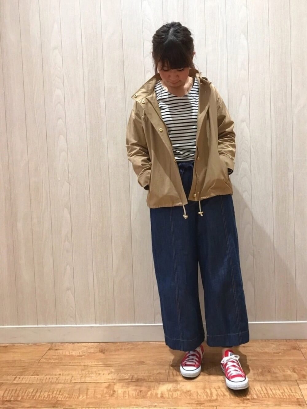 ブラック系のTシャツ/カットソー、ベージュ系のその他アウター、ブルー系のデニムパンツを着用したレディースの春コーディネートの1枚目の写真