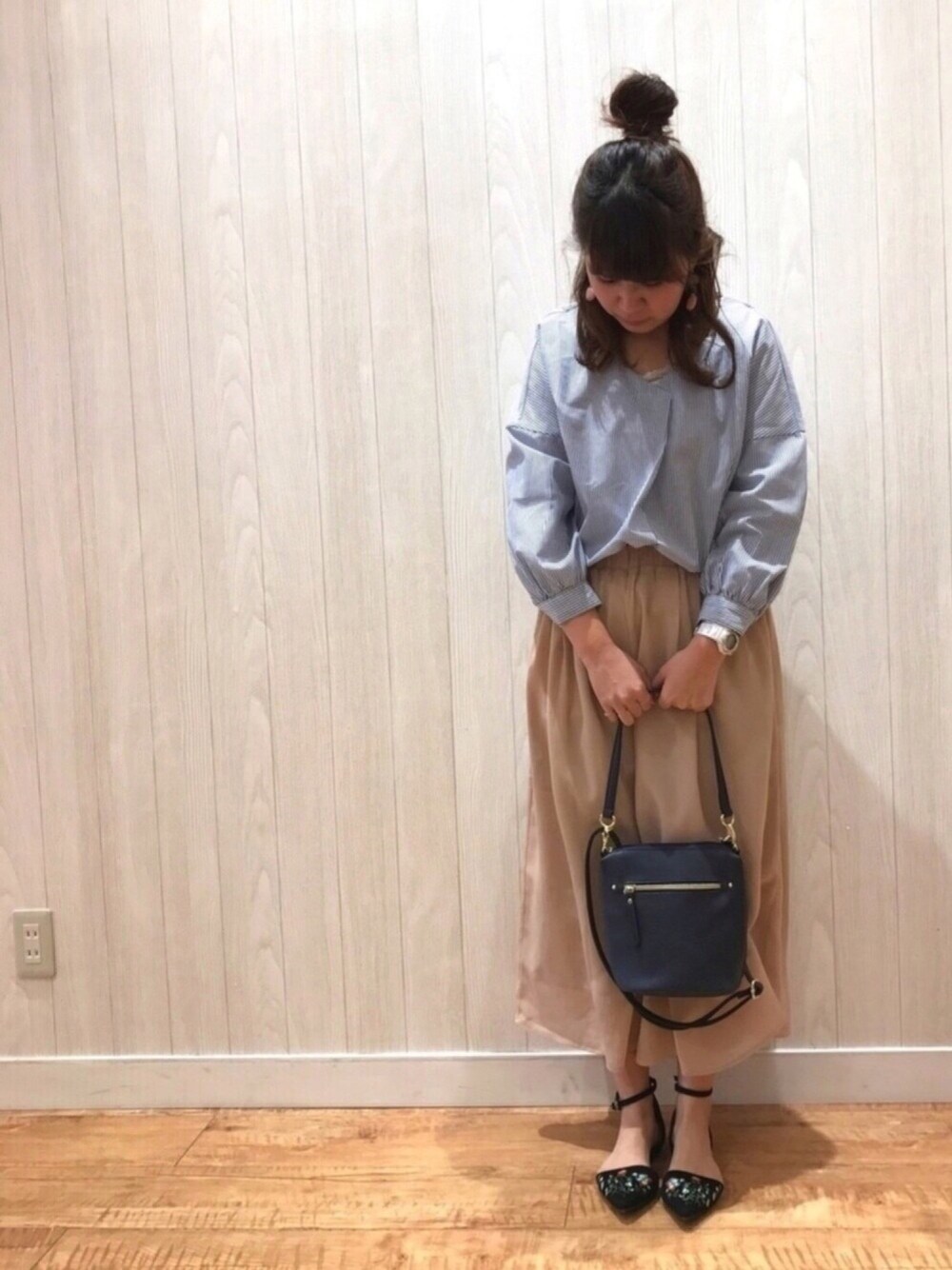 ブルー系のショルダーバッグ、ブルー系のシャツ/ブラウス、ピンク系のその他パンツを着用したレディースの春コーディネートの1枚目の写真