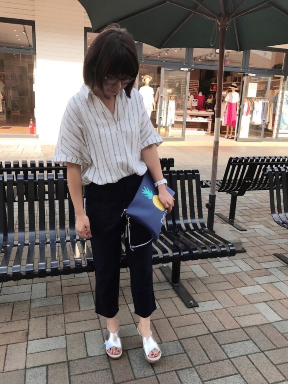 シルバー系のサンダル、ホワイト系のシャツ/ブラウス、ブルー系のその他パンツを着用したレディースの春コーディネートの1枚目の写真