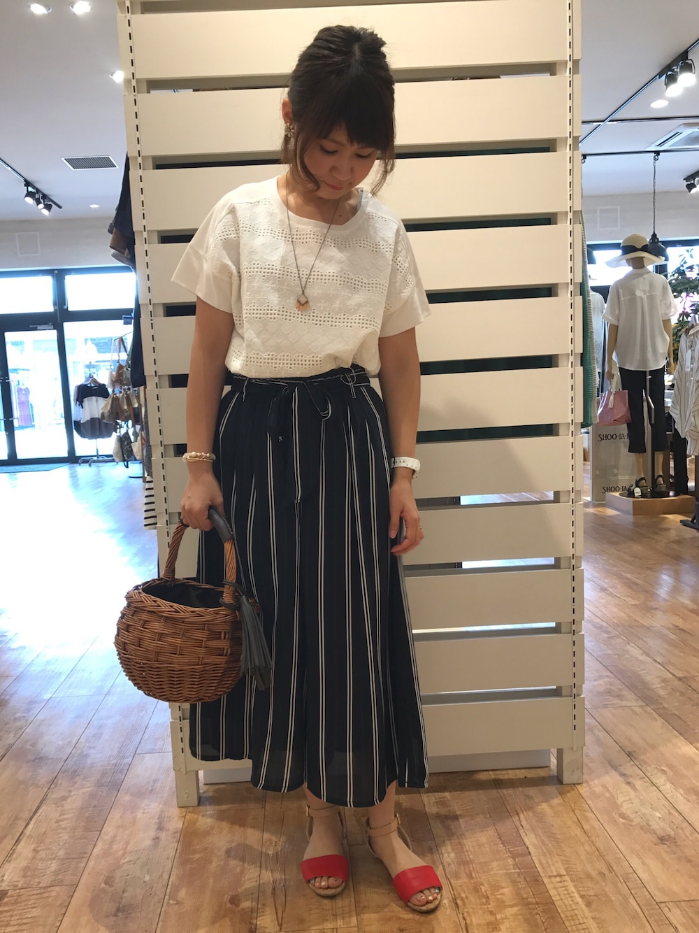 ホワイト系のTシャツ/カットソー、ブルー系のその他パンツ、レッド系のサンダルを着用したレディースの夏コーディネートの1枚目の写真