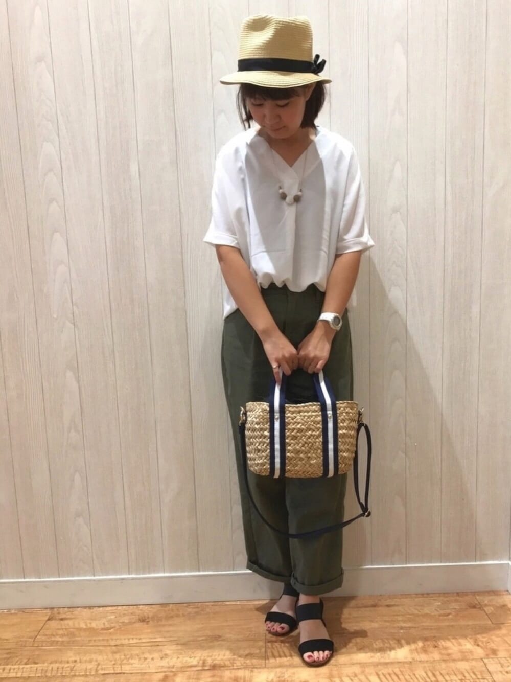 ホワイト系のシャツ/ブラウス、グリーン系のその他パンツ、ブラック系のサンダルを着用したレディースの春コーディネートの1枚目の写真