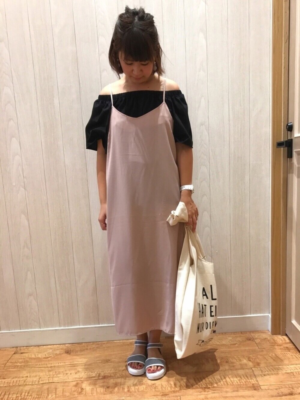 ブラック系のTシャツ/カットソー、ホワイト系のエコバッグ/サブバッグ、ピンク系のワンピースを着用したレディースの春コーディネートの1枚目の写真